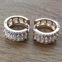 BRINCO ARGOLA ZIRCONIA CRAVEJADA 