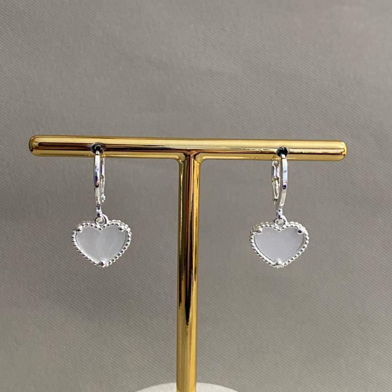 BRINCO ARGOLINHA COM CORAÇÃO MADRE PEROLA