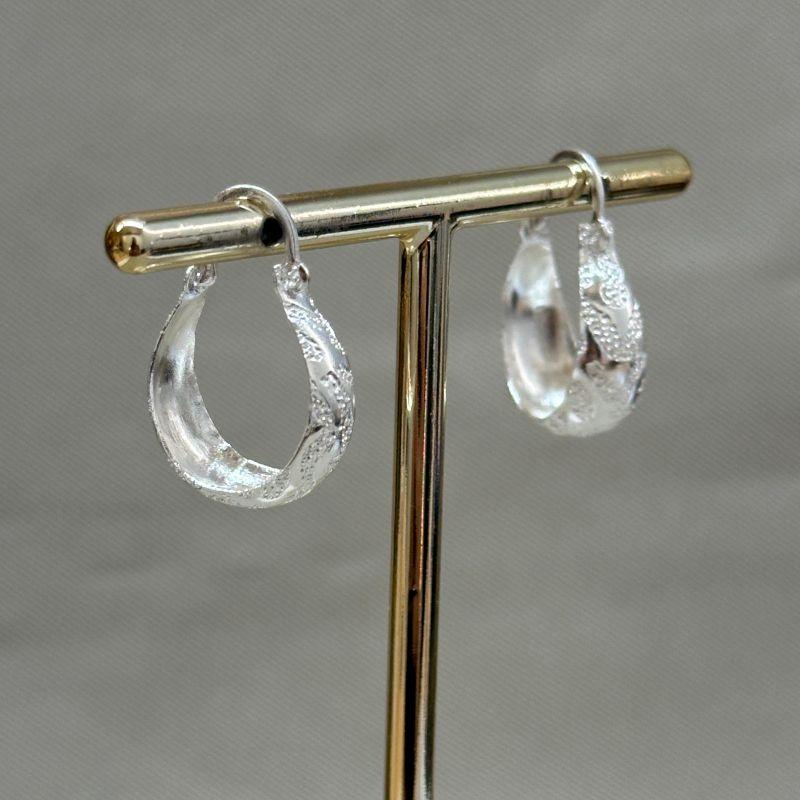 BRINCO ARGOLINHA COM DETALHES FOSCO