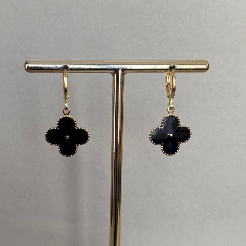 BRINCO ARGOLINHA COM TREVO PRETO