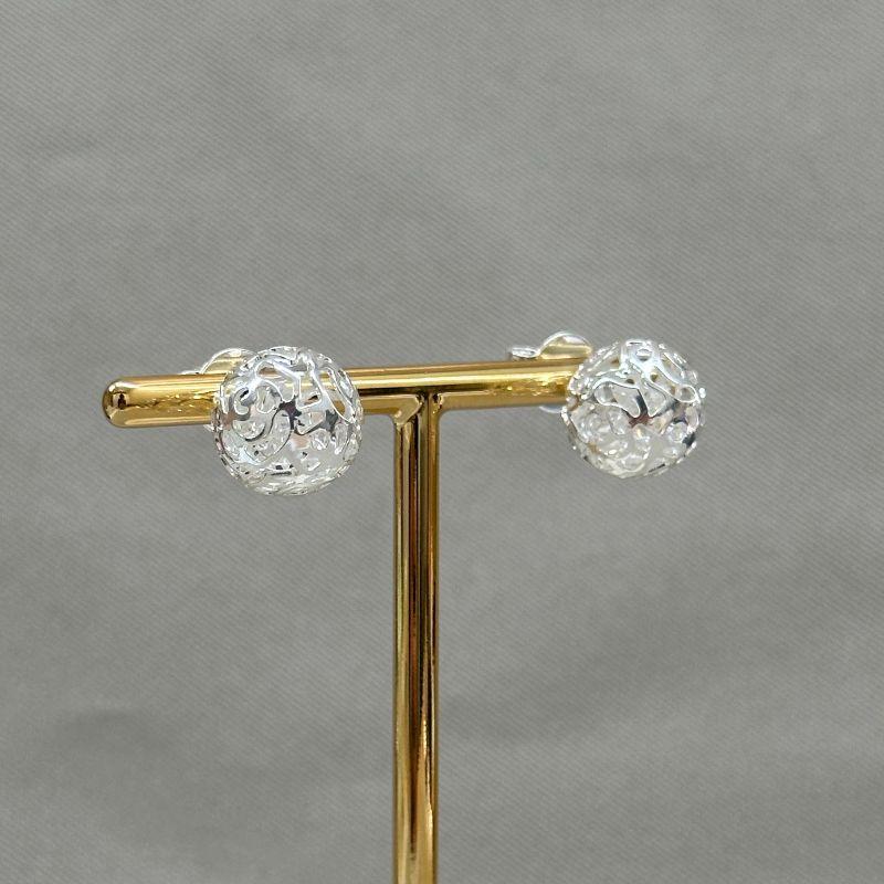 BRINCO BOLA VAZADA COM PEDRINHAS SOLTAS