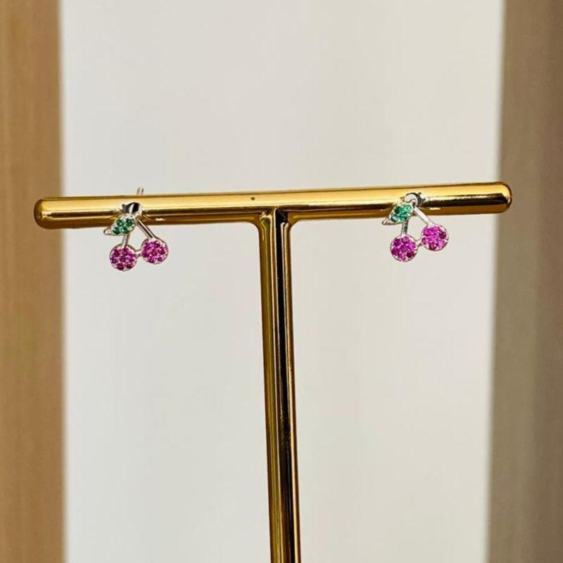 BRINCO CEREJA CRAVEJADA