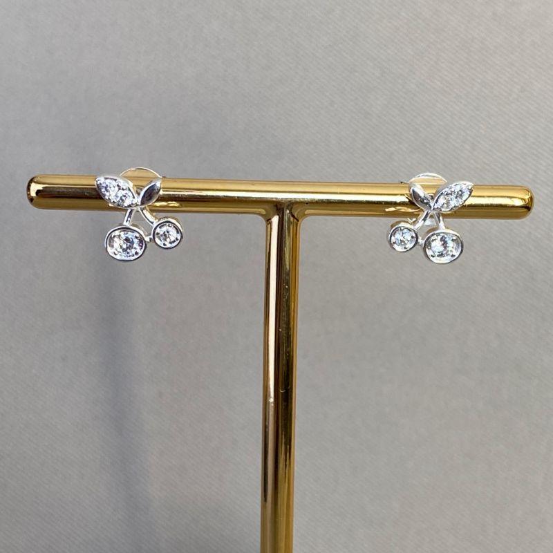 BRINCO CEREJINHA CRAVEJADA