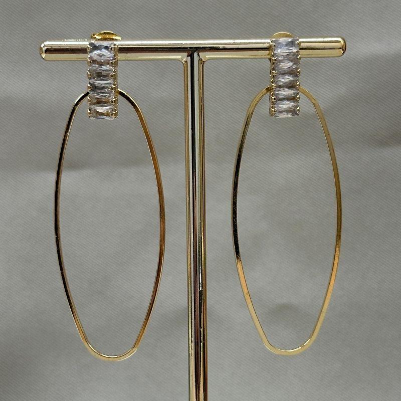 BRINCO COM BASE DE PEDRAS E PINGENTE OVAL