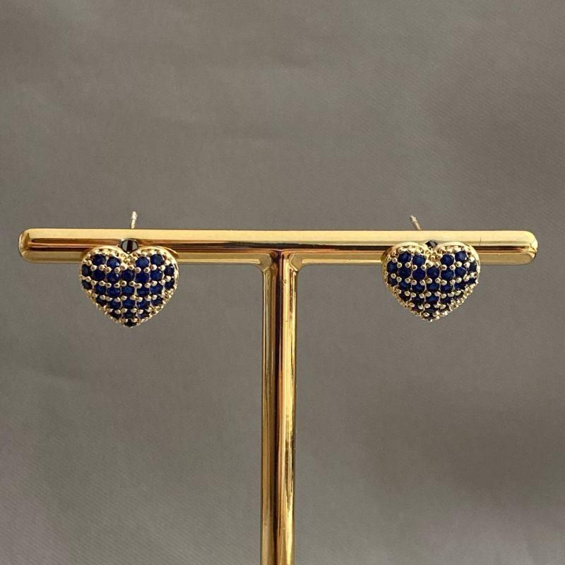 BRINCO CORAÇÃO CRAVEJADO AZUL NA FRENTE E LISO ATRAS