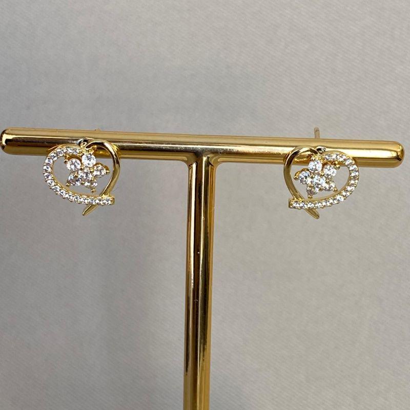 BRINCO CORAÇÃO CRAVEJADO COM FLOR