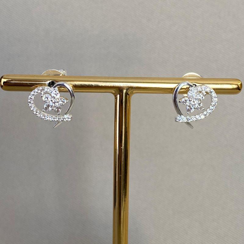 BRINCO CORAÇÃO CRAVEJADO COM FLOR