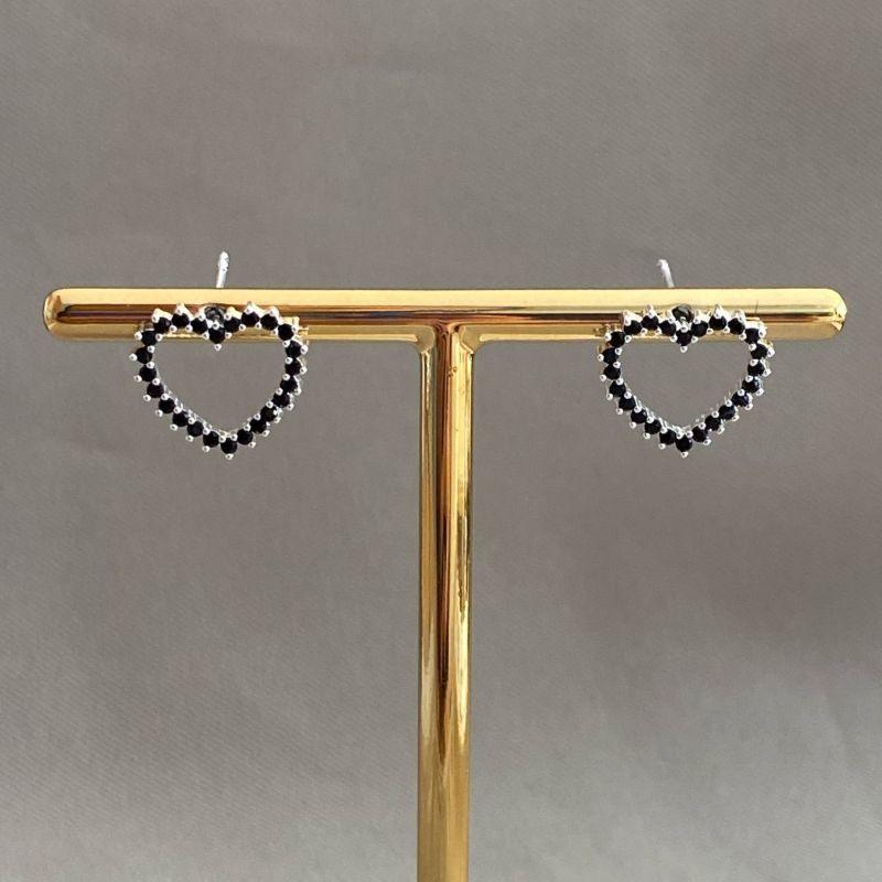 BRINCO CORAÇÃO CRAVEJADO VAZADO ZIRCONIA PRETA