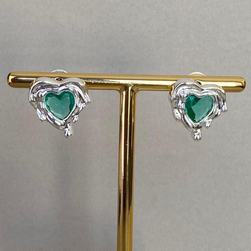 BRINCO CORAÇÃO MINIMALISTA COM PEDRA VERDE