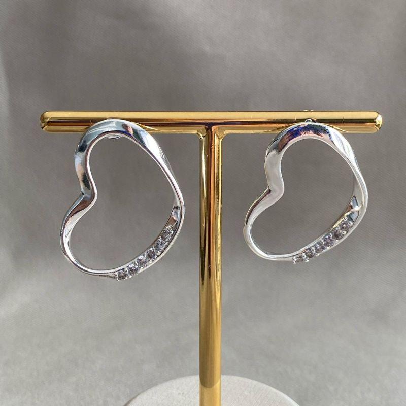 BRINCO CORAÇÃO MINIMALISTA CRAVEJADO