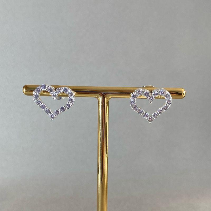 BRINCO CORAÇÃO VAZADO CRAVEJADO