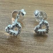 BRINCO CORAÇÃOZINHO VAZADO CRAVEJADO