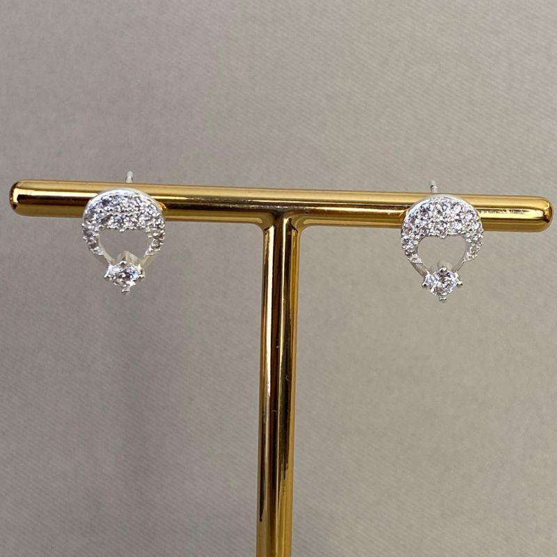 BRINCO CRAVEJADO COM CORAÇÃO VAZADO