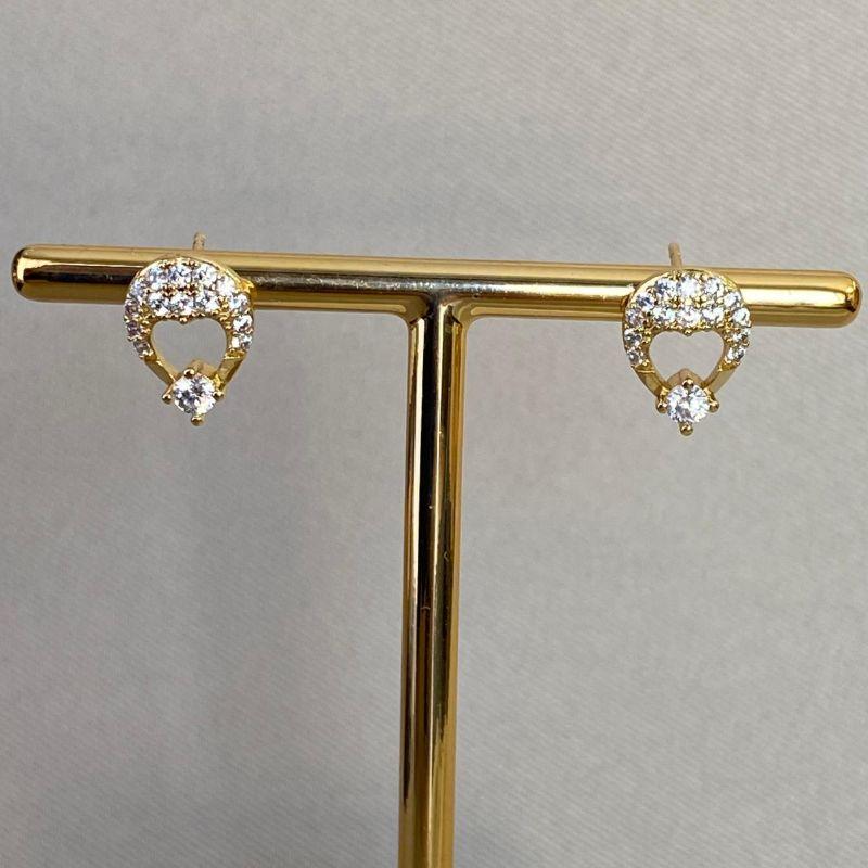 BRINCO CRAVEJADO COM CORAÇÃO VAZADO