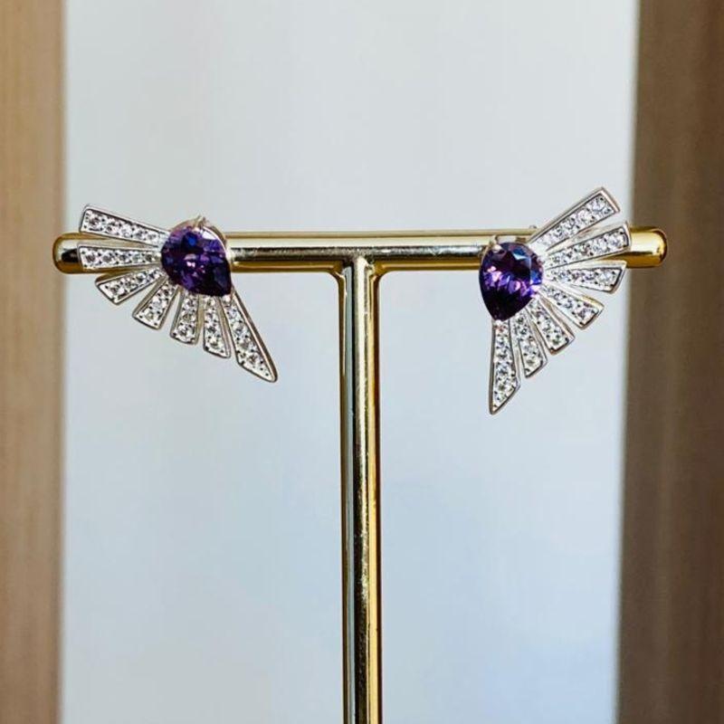 BRINCO CRAVEJADO COM ZIRCONIA ROXA