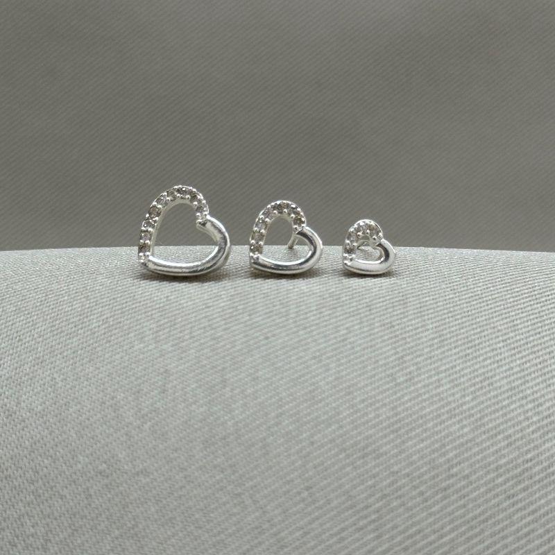 BRINCO DE TRIO CORAÇÃO CRAVEJADO CRISTAL 6/8/10MM