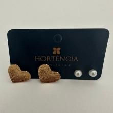 BRINCO DUPLA CORAÇÃO TRABALHADO/PEROLA BRANCA 5MM