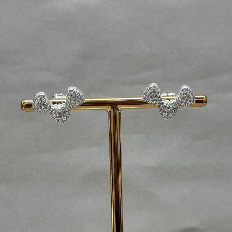 BRINCO EAR CUFF 3 CORAÇÕES CRAVEJADOS