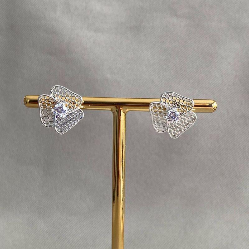 BRINCO FLOR COM 3 PETALAS E ZIRCONIA