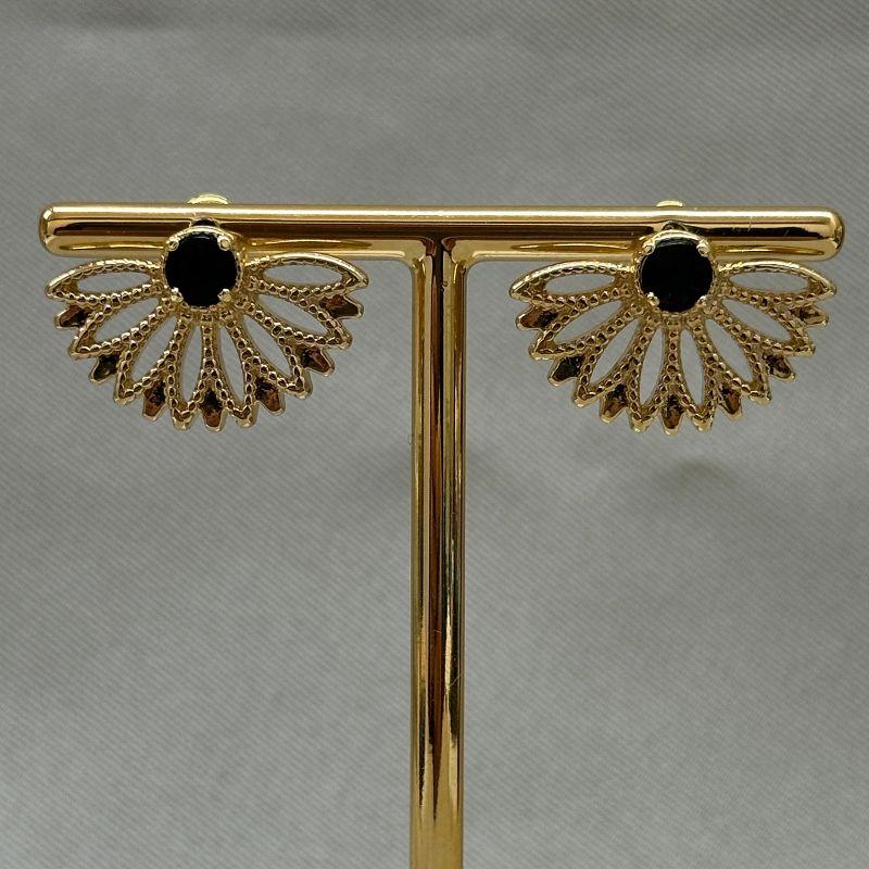 BRINCO FLOR COM PEDRA PRETA