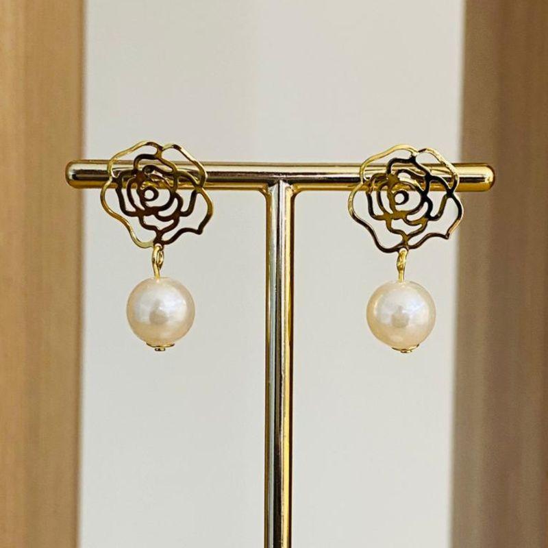 BRINCO FLOR COM PEROLA