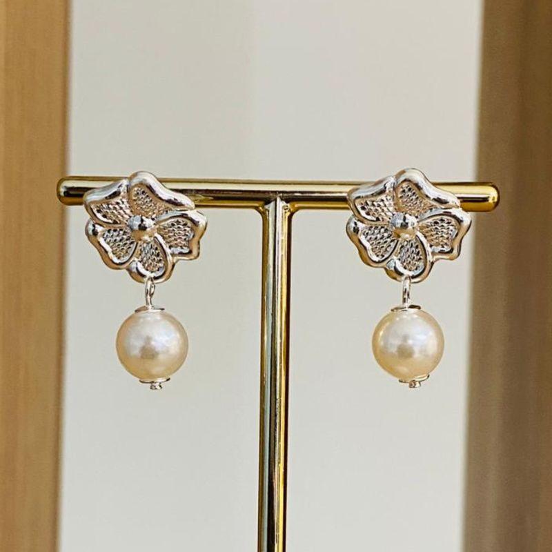 BRINCO FLOR COM PEROLA