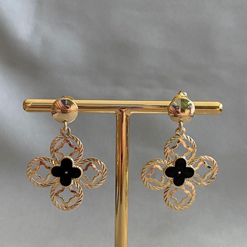 BRINCO FLOR COM TREVO RESINADO