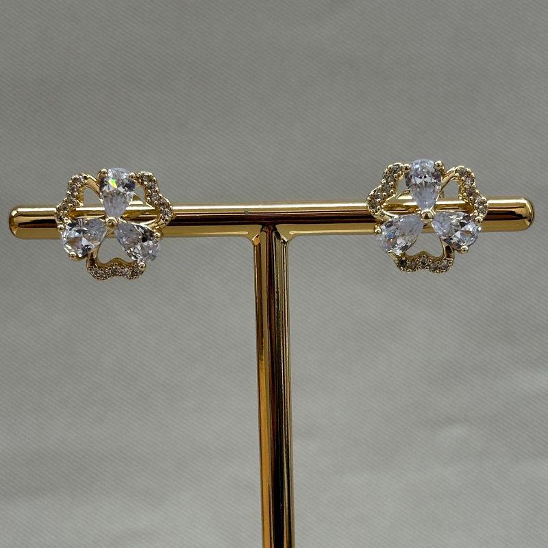 BRINCO FLOR CRAVEJADA  COM ZIRCÔNIA