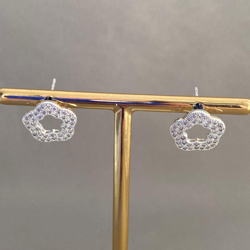 BRINCO FLOR VAZADA CRAVEJADA