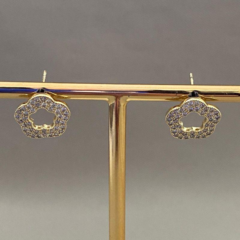 BRINCO FLOR VAZADA CRAVEJADA