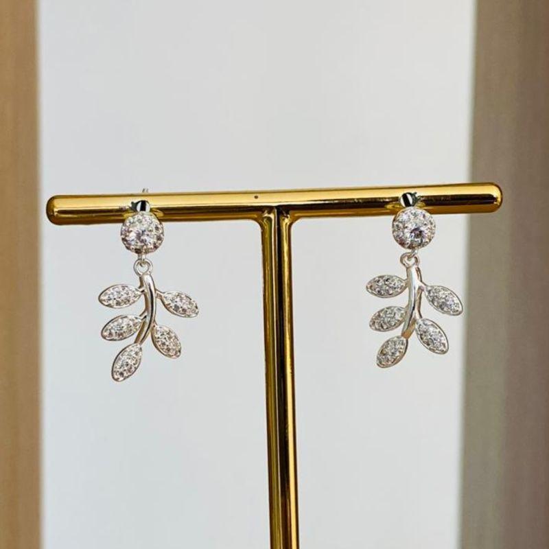 BRINCO FOLHA CRAVEJADA