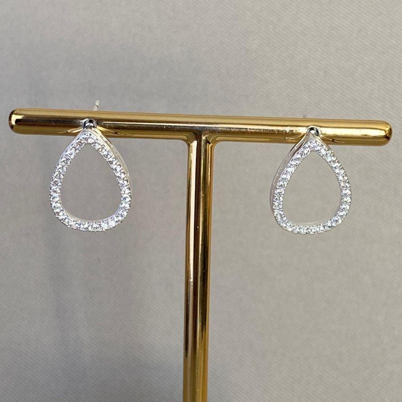 BRINCO GOTA VAZADA CRAVEJADA