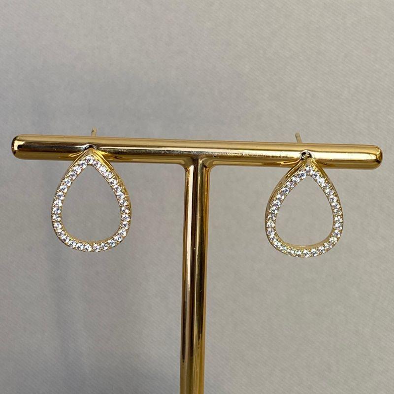 BRINCO GOTA VAZADA CRAVEJADA