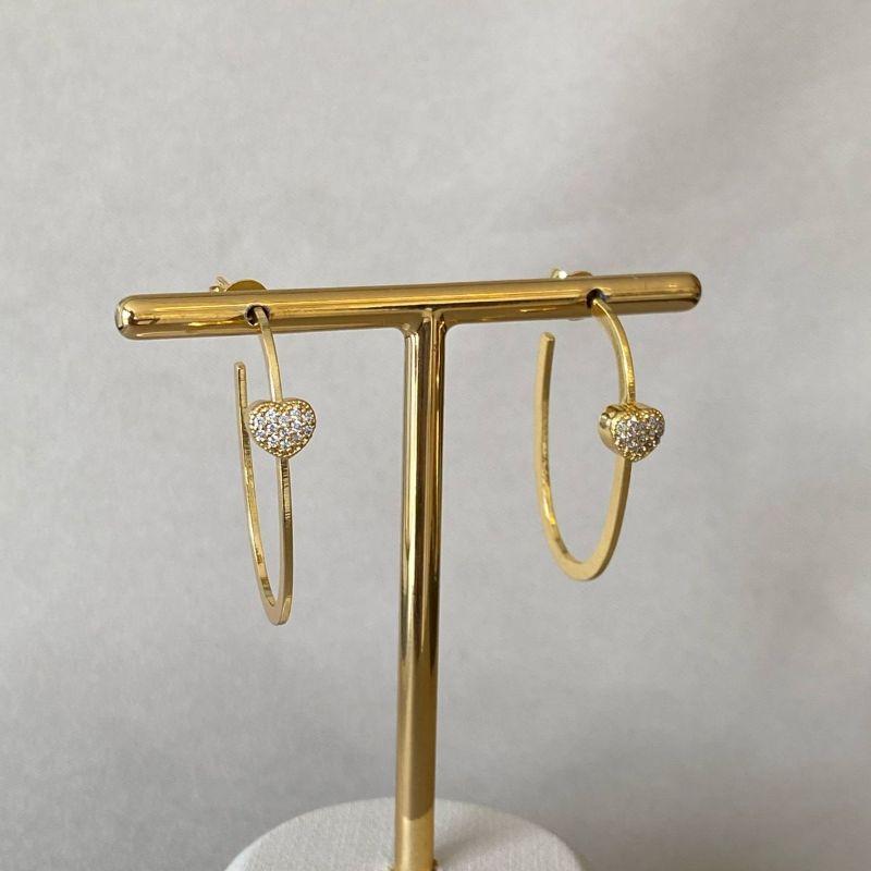 BRINCO MEIA ARGOLA OVAL COM CORAÇÃO CRAVEJADO