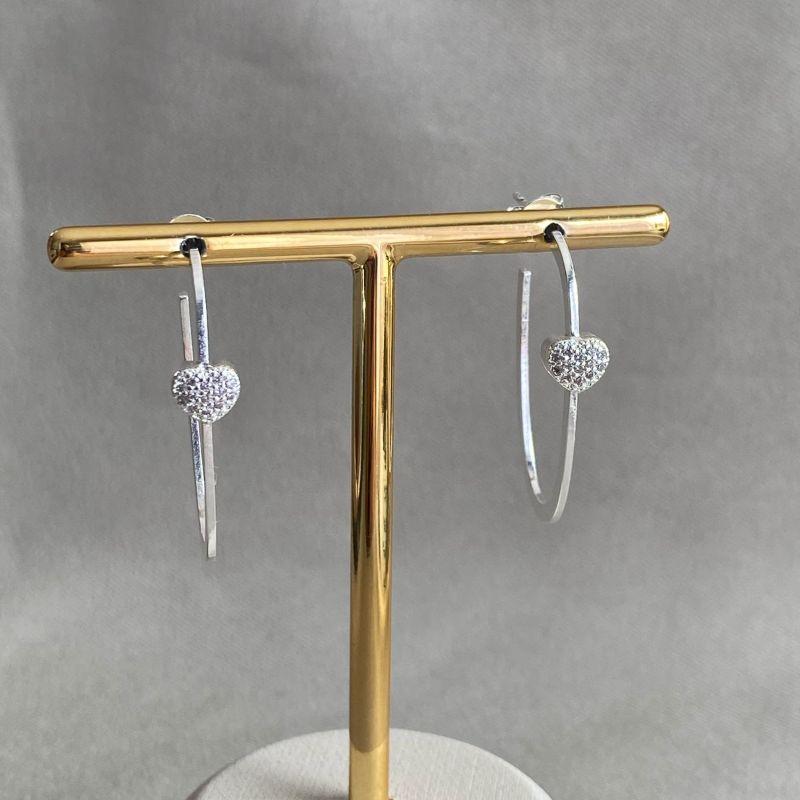 BRINCO MEIA ARGOLA OVAL COM CORAÇÃO CRAVEJADO