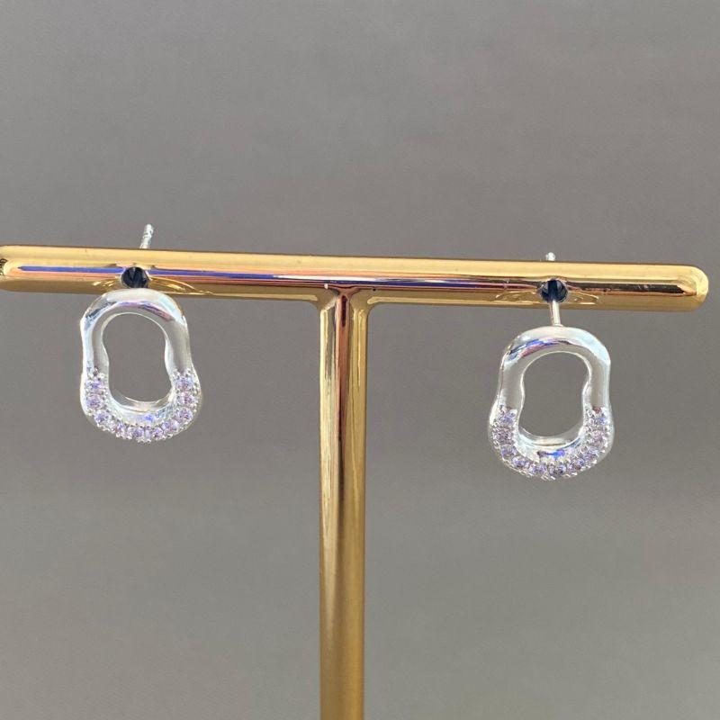 BRINCO MINIMALISTA CRAVEJADO