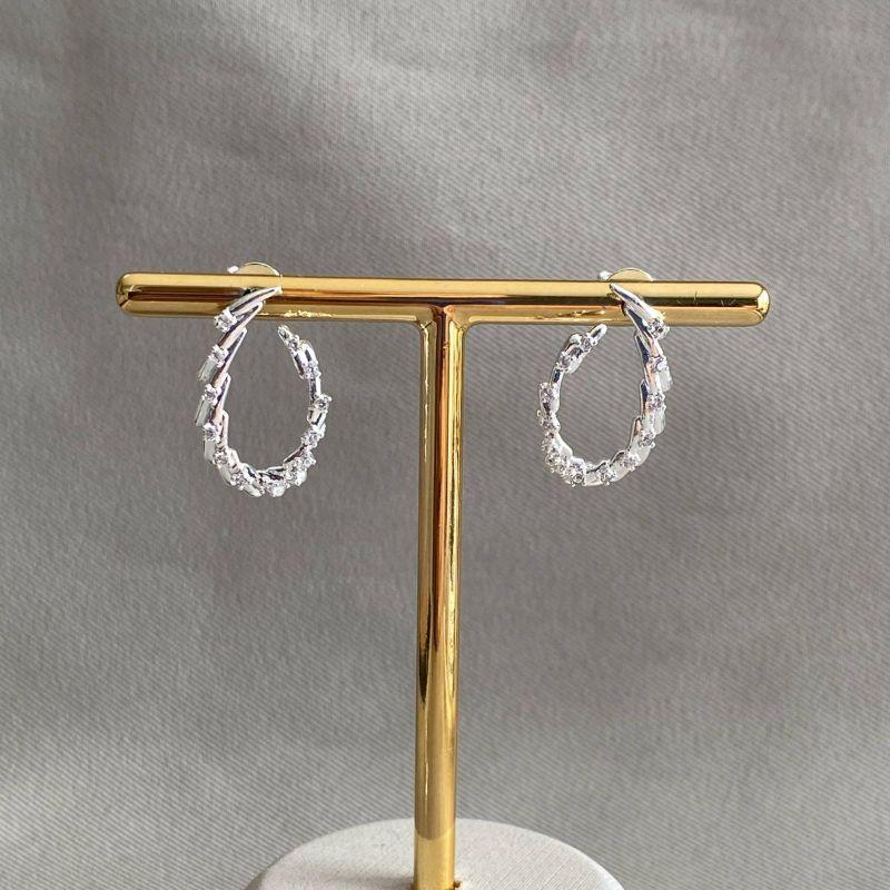 BRINCO OVAL COM ZIRCONIAS