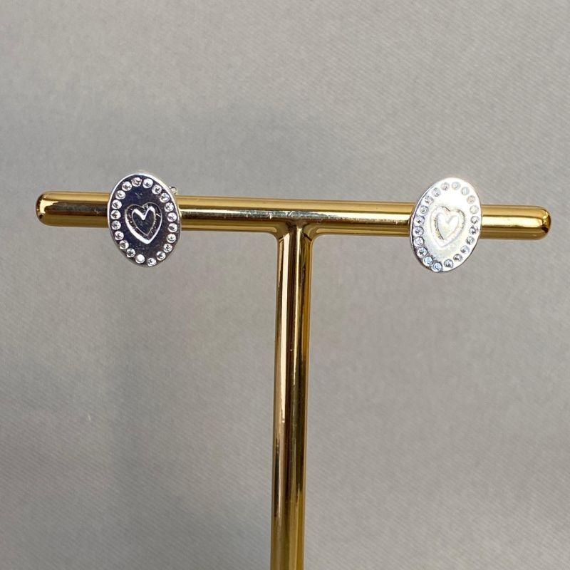 BRINCO OVAL CRAVEJADO COM CORAÇÃO