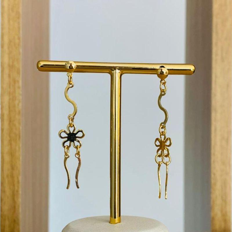 BRINCO PENDURADO COM FLOR