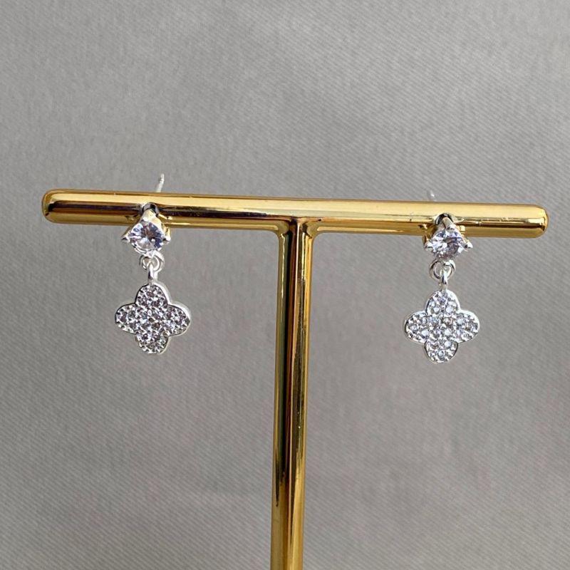 BRINCO PONTO DE LUZ COM TREVO PENDURADO