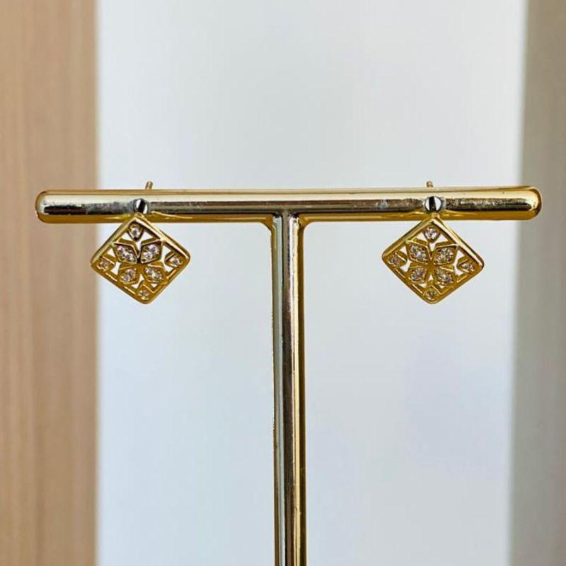 BRINCO QUADRADO COM FLOR