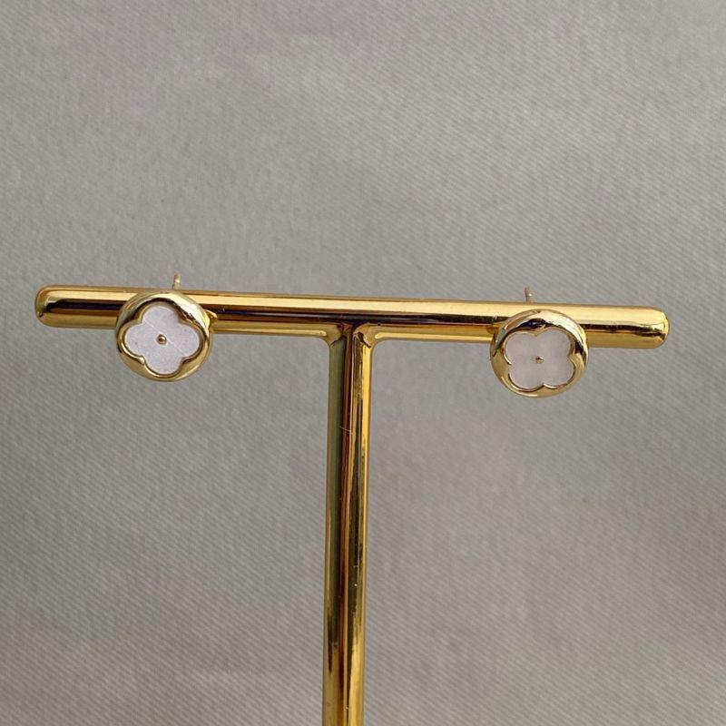 BRINCO REDONDO COM TREVO EM MADRE PEROLA