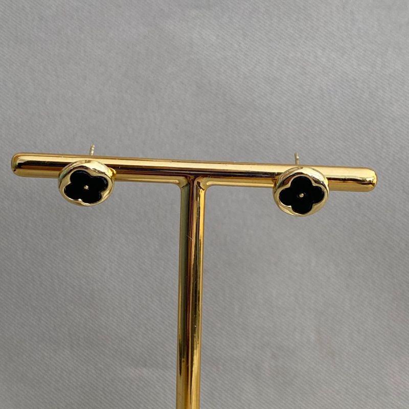 BRINCO REDONDO COM TREVO PRETO