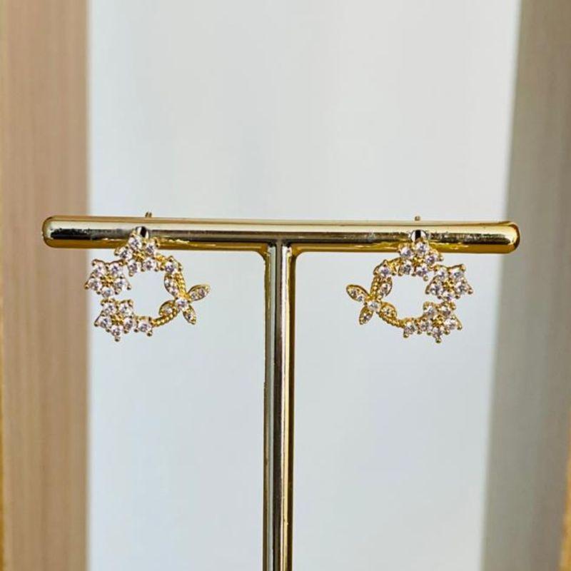 BRINCO REDONDO CRAVEJADO BORBOLETA E FLORES