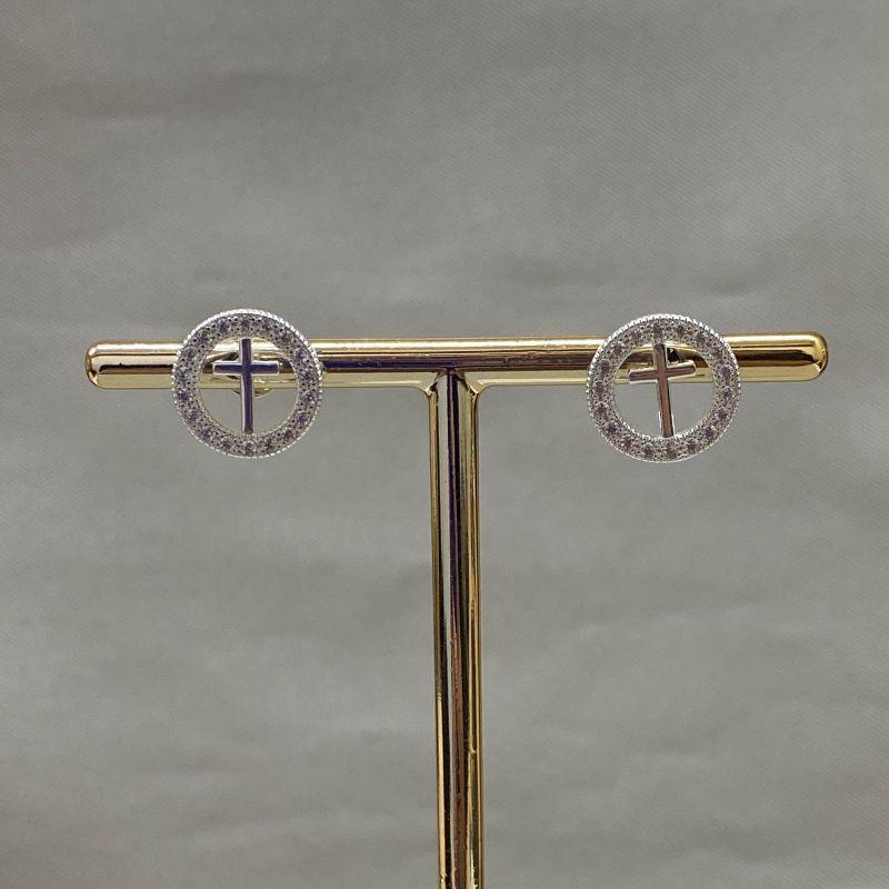 BRINCO REDONDO CRAVEJADO COM CRUZ LISA