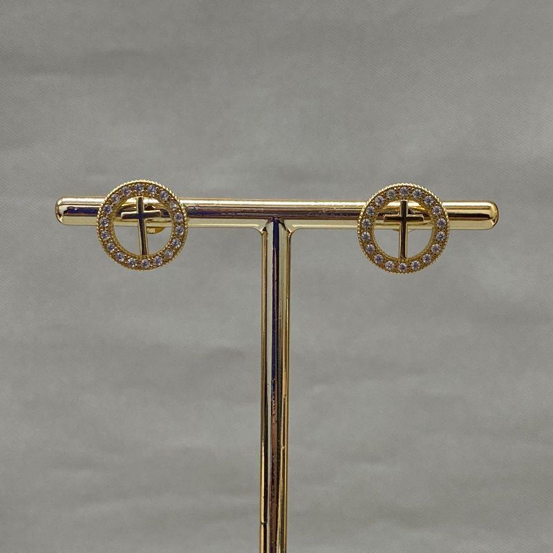 BRINCO REDONDO CRAVEJADO COM CRUZ LISA