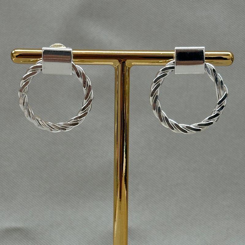 BRINCO REDONDO VAZADO TRANÇADO