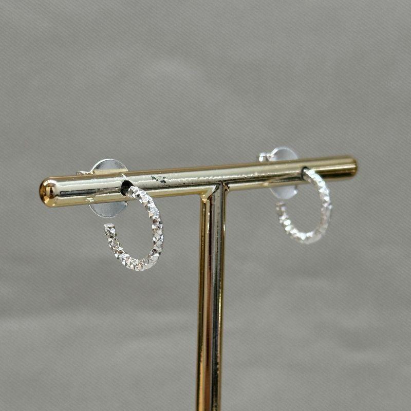 BRINCO SEMI ARGOLA PEQUENA DETALHES