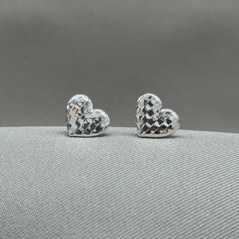 BRINCO SOLITARIO CORAÇÃO 11MM COM EFETO QUADRICULADO