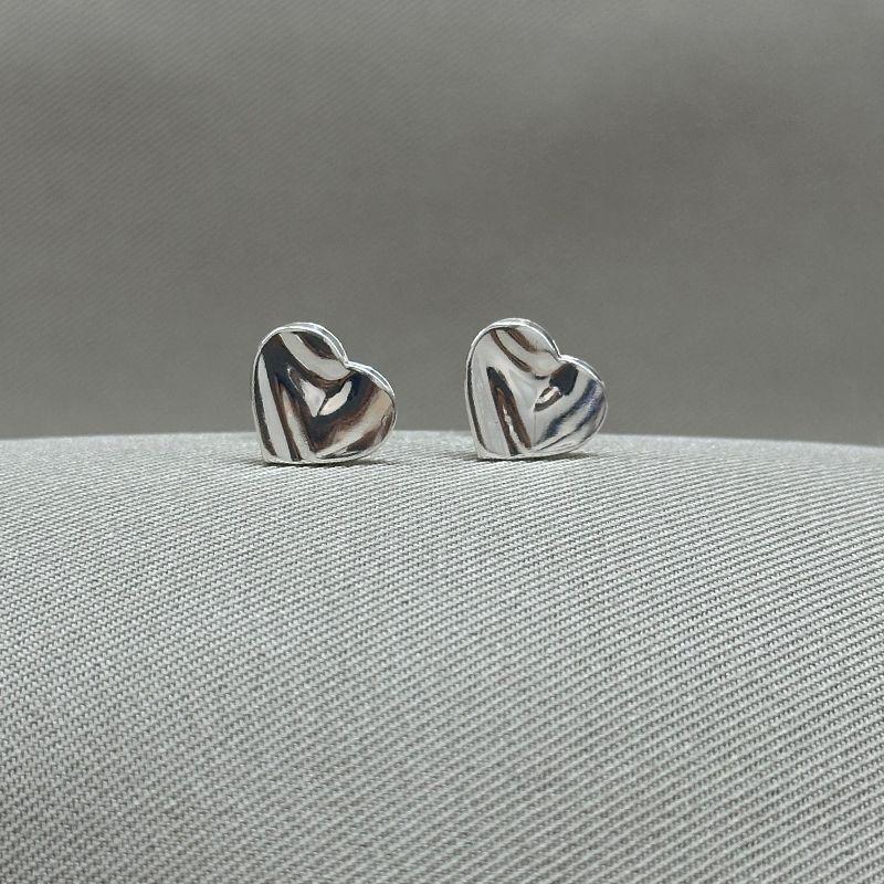 BRINCO SOLITARIO CORAÇÃO ORGANICO ONDULADO 10*10MM